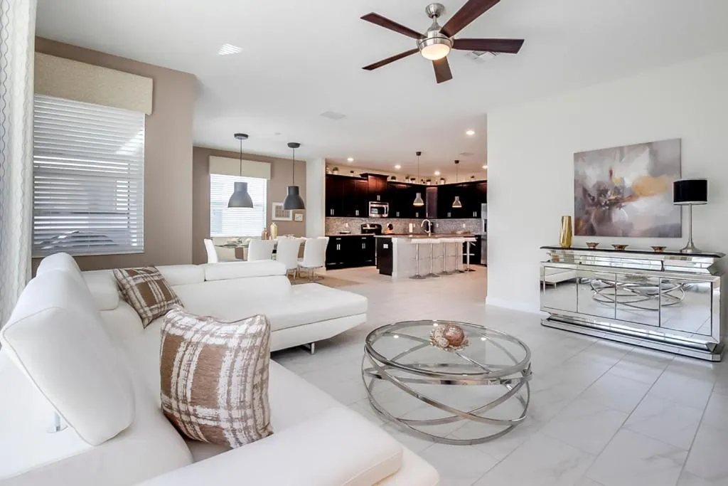 Siesta Lago Mobile Home Village Villa Sleeps 12 with Pool Air Con and WiFi, Kissimmee, Statele Unite ale Americii