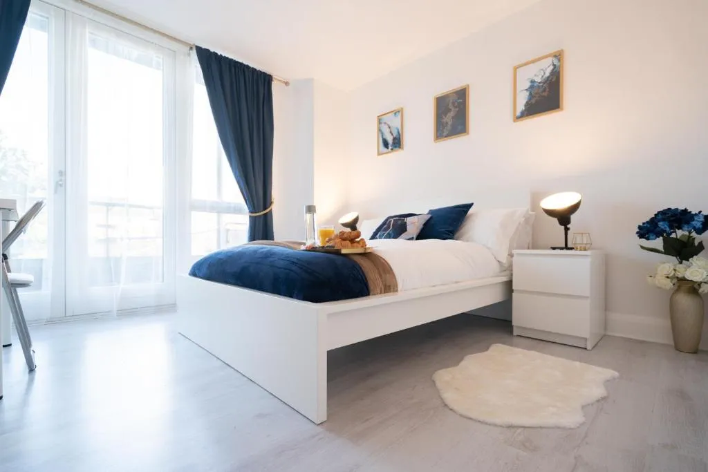 Modern Apartment- Birmingham- Broad Street & Brindley Place- 10 min walk from Bullring, 02 Arena, New Street Station & Grand Central, Birmingham, United Kingdom