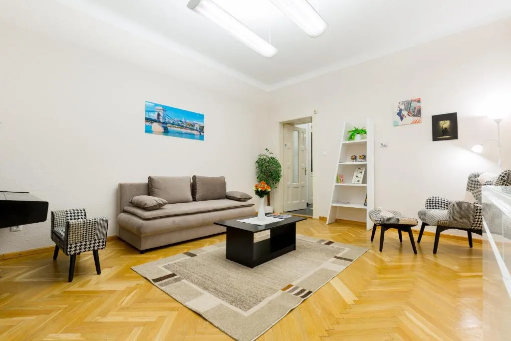 Kinizsi 17 Apartment, Budapest, Hungary