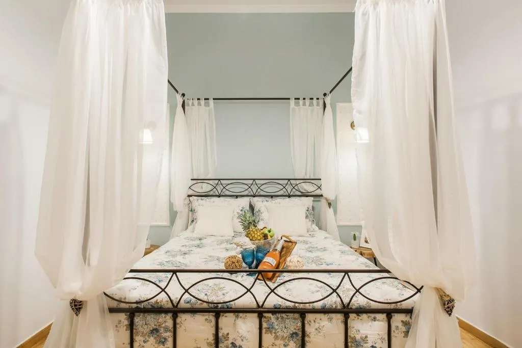Syntagma private sweet safe double rooms in apartment, Athens, Greece