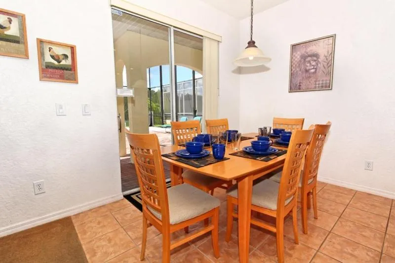 Ginormous 6 Bdm Villa with private Pool Spa villa, Davenport, United States