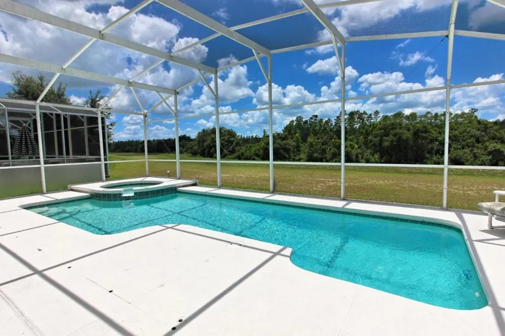 Magnificent 4 Bdm Villa with Game Room and Spa villa, Davenport, United States