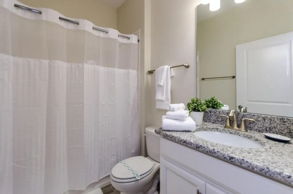 Private Golf Comm - 6 Bdm Villa with Pool Spa Games villa, Davenport, United States