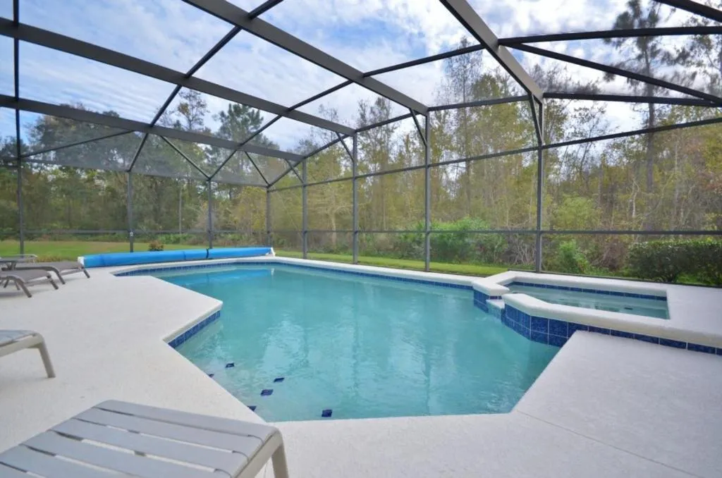 South Facing Pool Spa and 5 Bedrooms & Game Room villa, Davenport, United States