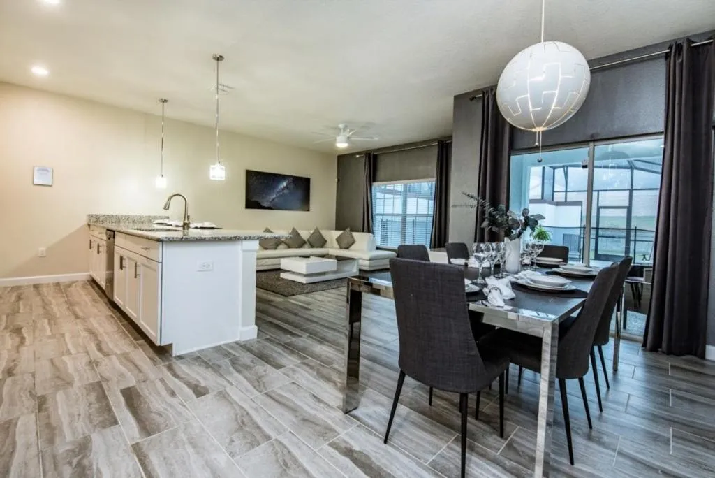 Pristine 4 Bedroom Town Home with Pool Spa townhouse, Davenport, Statele Unite ale Americii