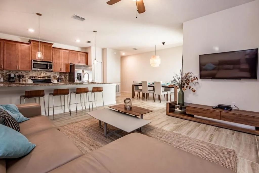 Lavish Comfort 4 Bedroom Town Home with Pool townhouse, Davenport, Statele Unite ale Americii