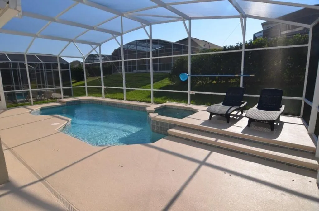 Backyard Pool Haven - 4 Bdm Villa with Pool Spa villa, Davenport, United States