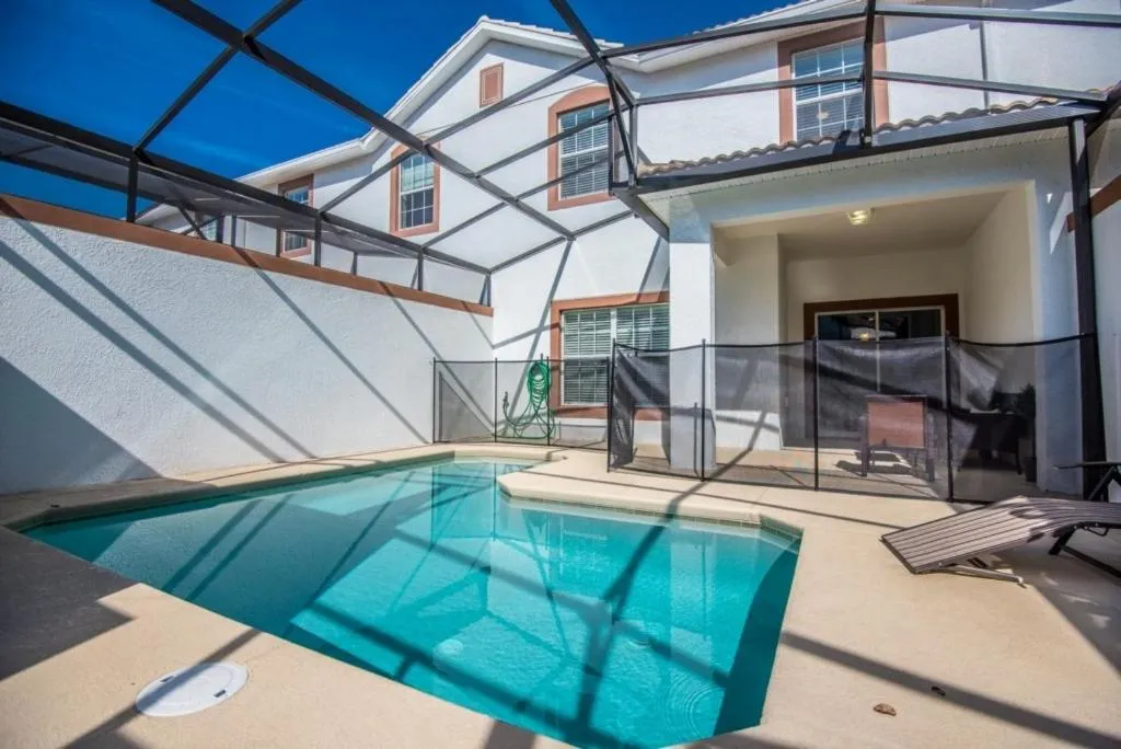 Dramatic Luxury 4 Bedroom Townhome with pool townhouse, Davenport, Statele Unite ale Americii