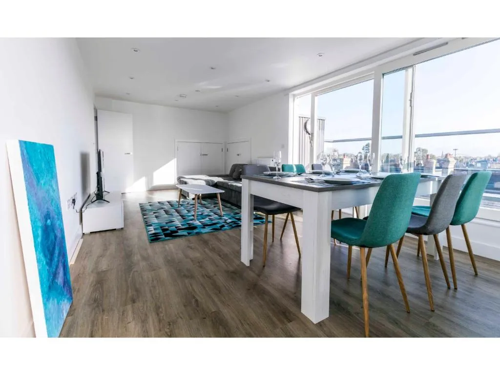 New-built Rooftop Penthouse for 5, Cambourne, United Kingdom