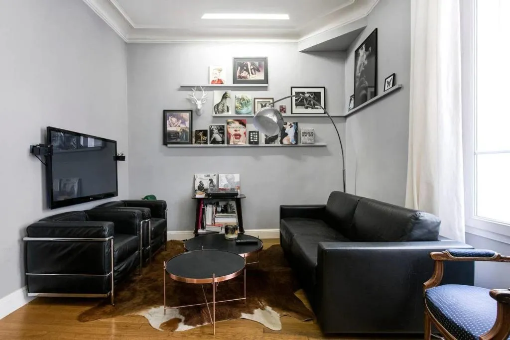 Lovely Mezzanine Apartment near Buttes Chaumont Park, Paris, France