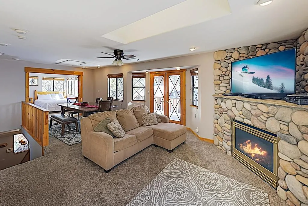 New Listing! Lake Getaway with Private Hot Tub home, Big Bear Lake, Statele Unite ale Americii
