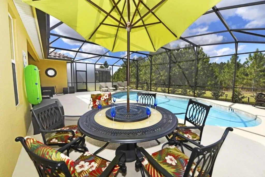 Solterra Resort-4 Bdm in a Resort Style Community home, Davenport, United States