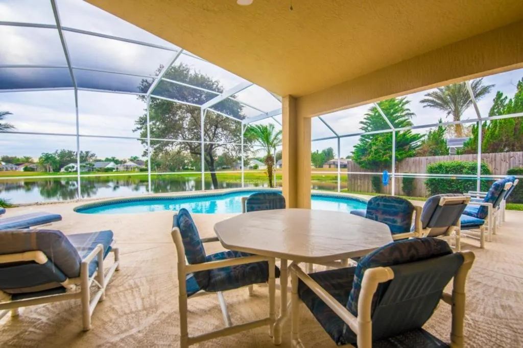 Picturesque Pool Villa overlooking a lake villa, Davenport, Statele Unite ale Americii