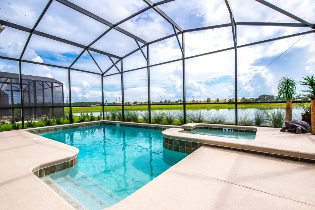 Tranquil 6 Bdm Villa Overlooking the Lake villa, Kissimmee, United States