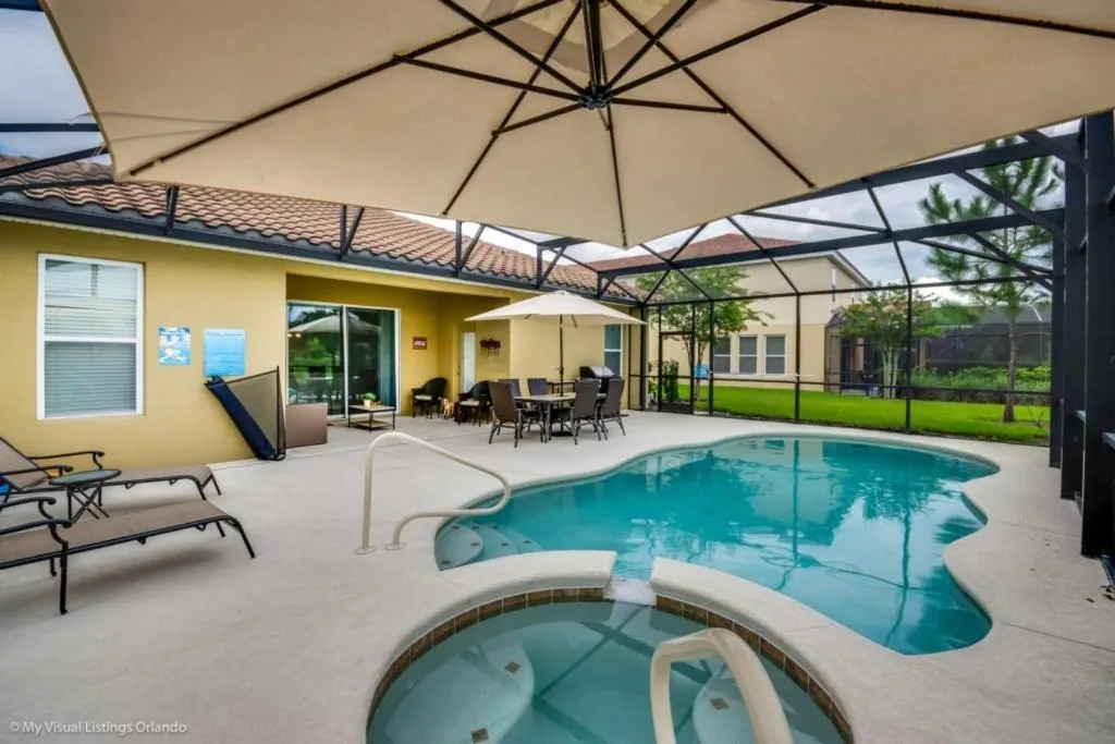 Outstanding 5 Bdm Villa in Solterra villa, Davenport, United States