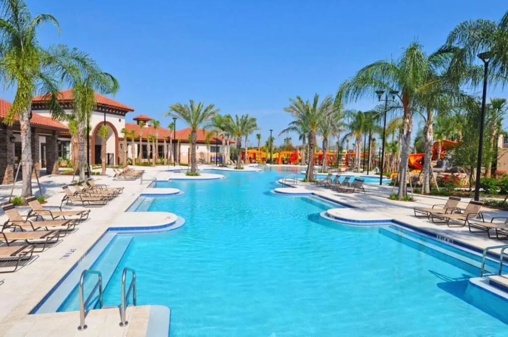 South Facing Pool - 12 Bdms in Solterra Resort villa, Davenport, United States