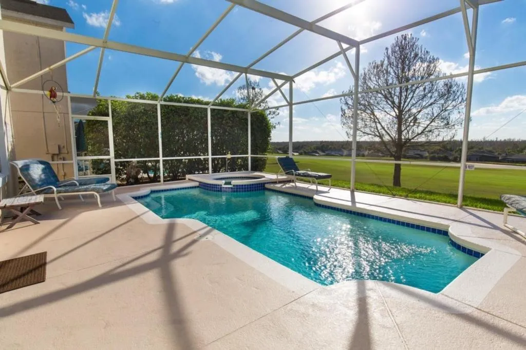 Sparkling South Facing Pool with 6 Bedrooms villa, Davenport, United States