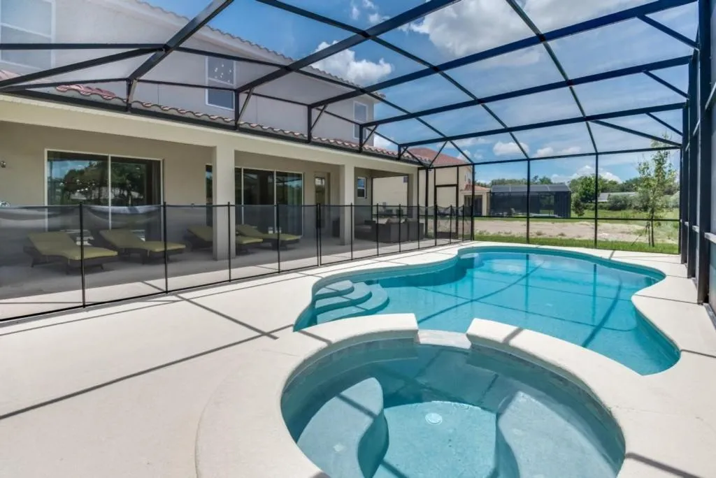 South Facing Fun at Solterra villa, Davenport, United States