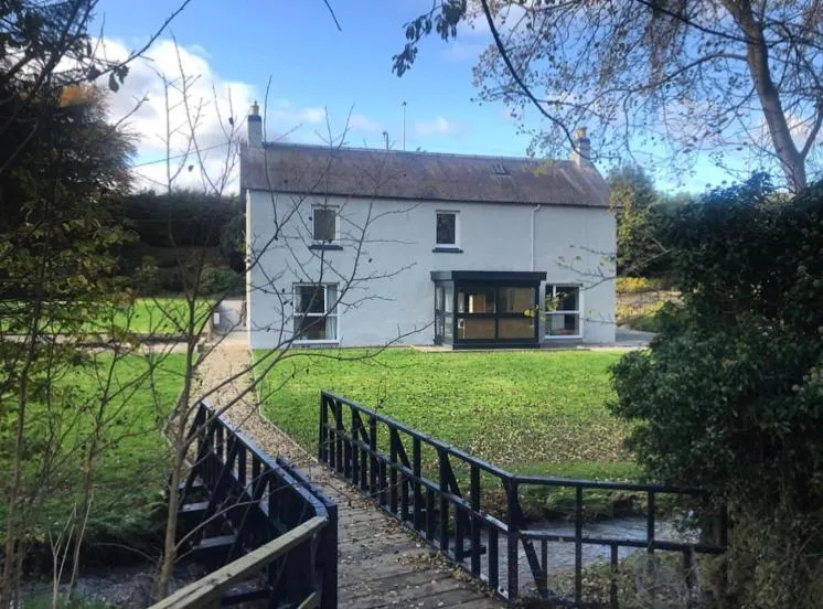 Burnside house with hot tub - perfect for family gatherings & special occasions, Edinburgh, United Kingdom