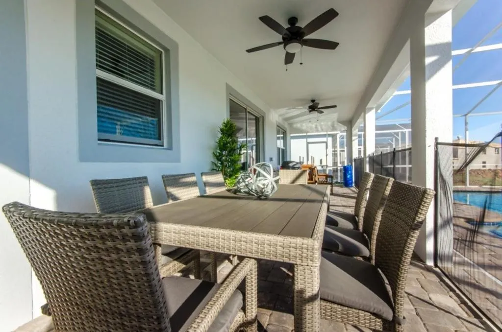 Opulent Luxury 9 Bdm Villa with South Facing Pool villa, Davenport, United States