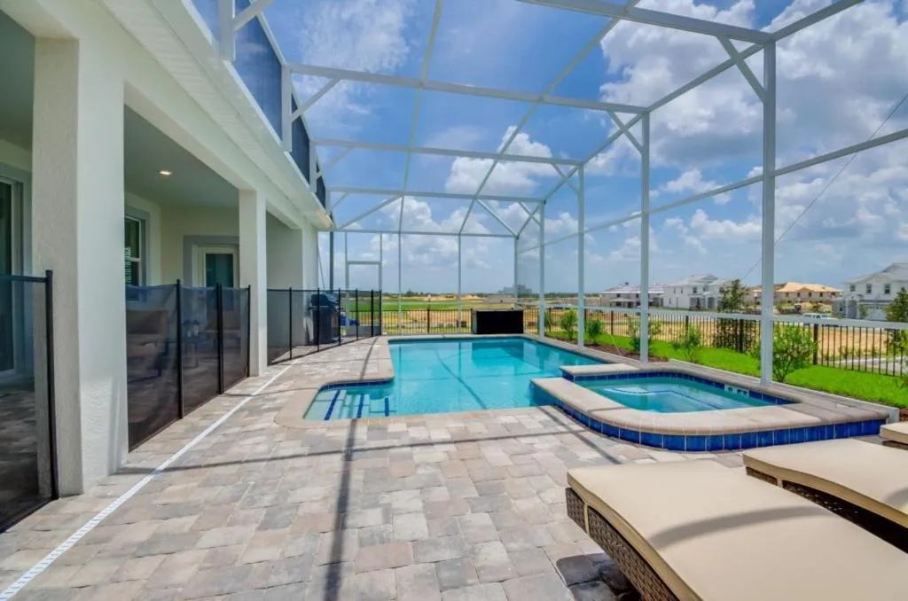 Cosmpolitian Chic 6 Bdm Villa with Pool Spa villa, Davenport, United States