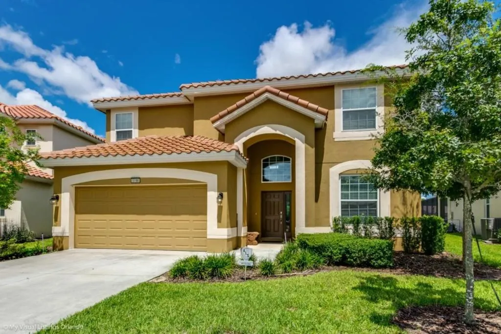 Free Resort Ameneties! 6 Bed Villa with Pool Spa villa, Davenport, United States