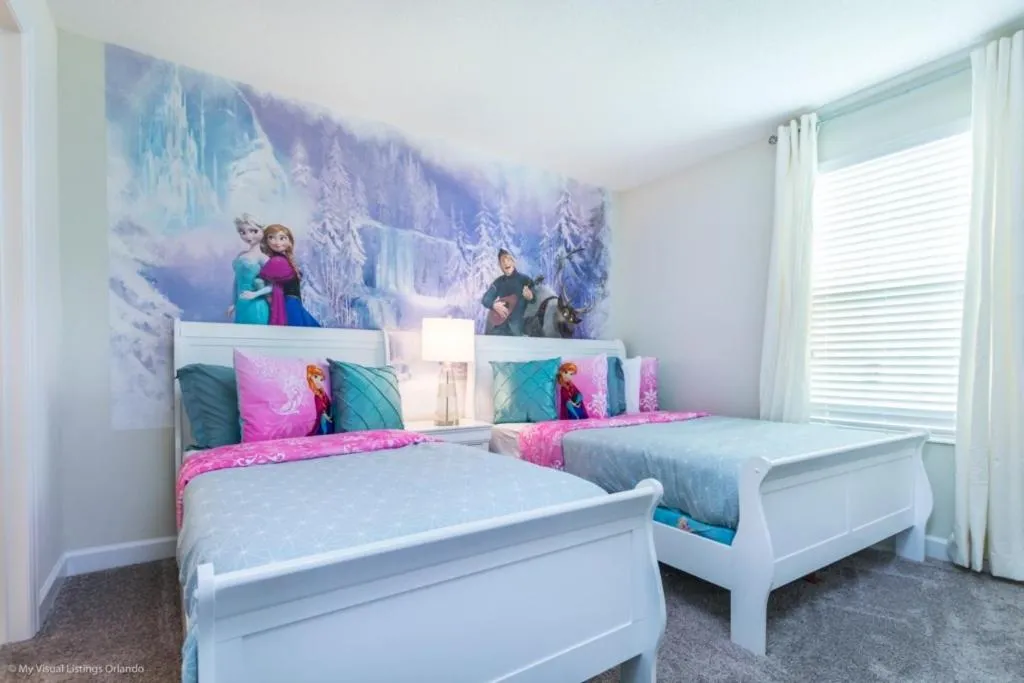 Let It Go! and Relax in this Luxurious 6 Bdm Villa villa, Davenport, United States
