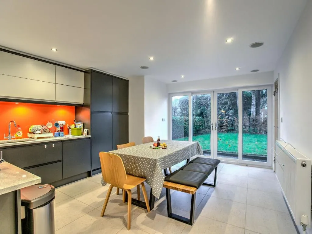 Modern Massive Family Home South Manchester, Manchester (CT), United Kingdom