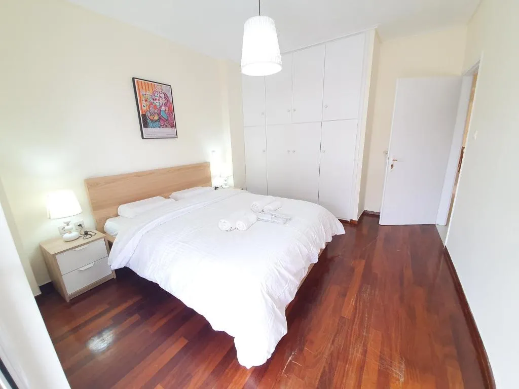 Comfortable apartment w/balcony, close to Rea Hospital and Eugeneidio, Athens, Greece
