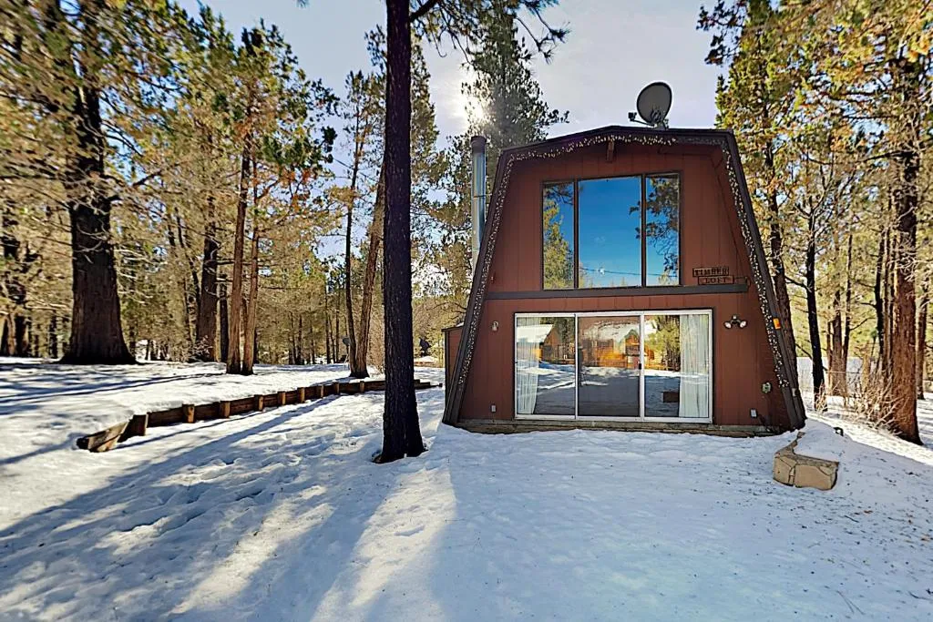 Cozy Bungalow with Fireplace, Minutes to Skiing! cabin, Big Bear Lake, Statele Unite ale Americii