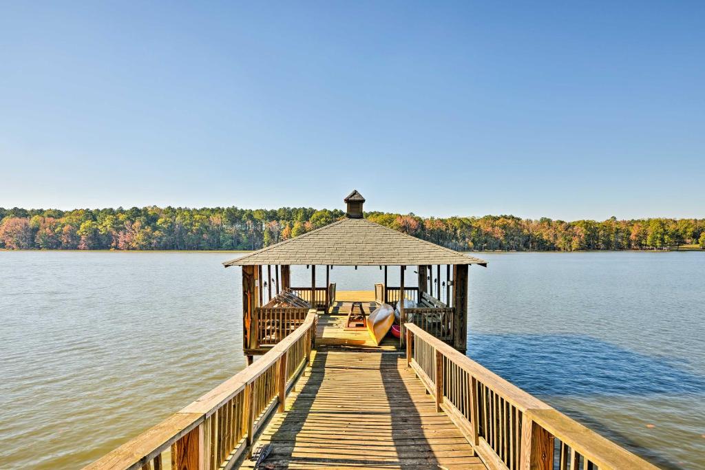 Waterfront High Rock Lake Cottage with Private Dock!