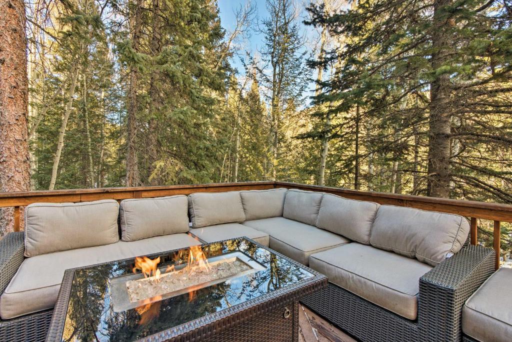 Idaho Springs Cabin with Hot Tub on half Acre!