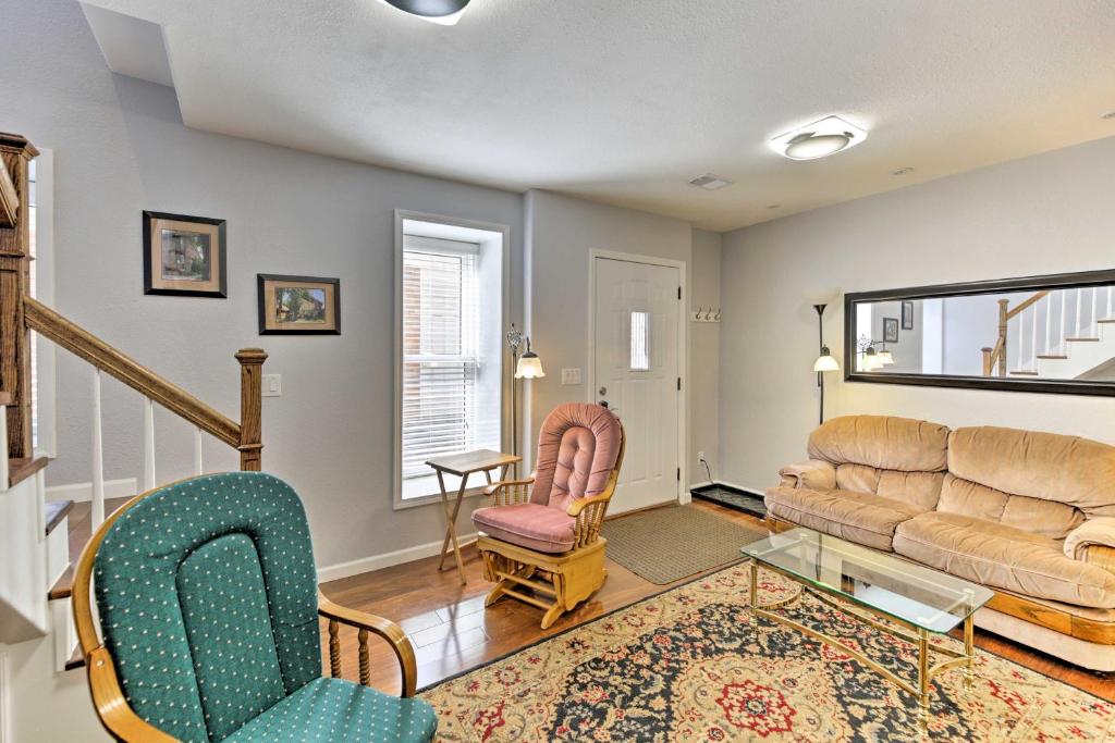 Charming Historic Condo with Grill, Walk to Dtwn and UW