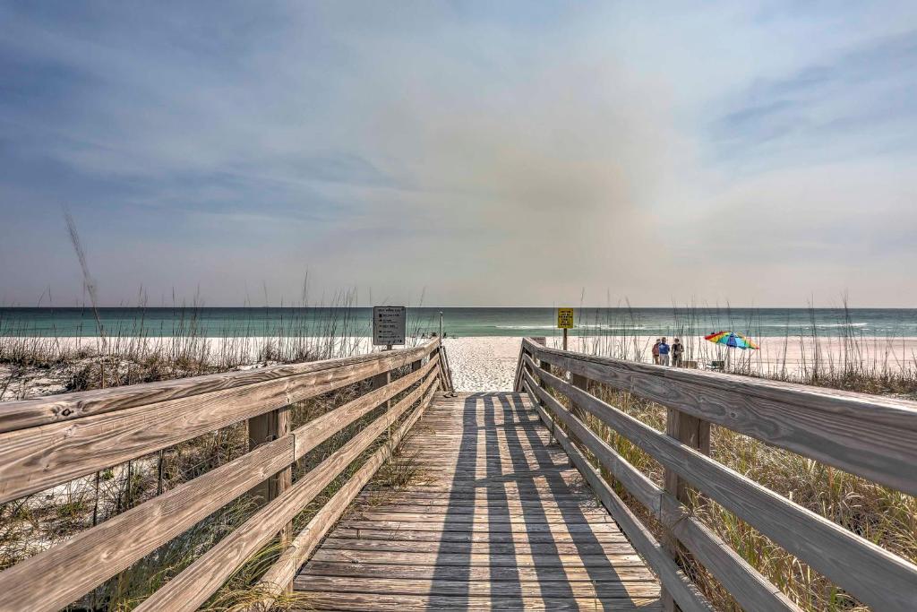 Sleek Pensacola Beach Condo with Patio-Walk to Beach!