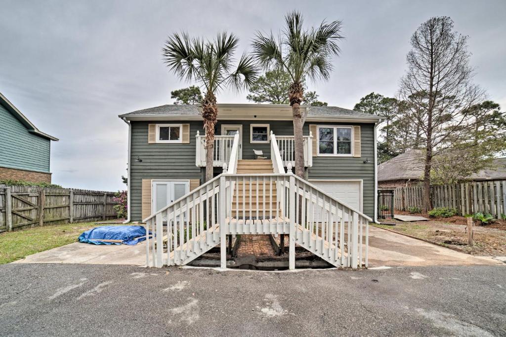 Waterfront Gulf Breeze Escape with Dock and 2 Bikes!