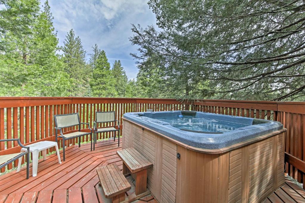 Cozy Lake Arrowhead Cabin with Hot Tub and Deck!