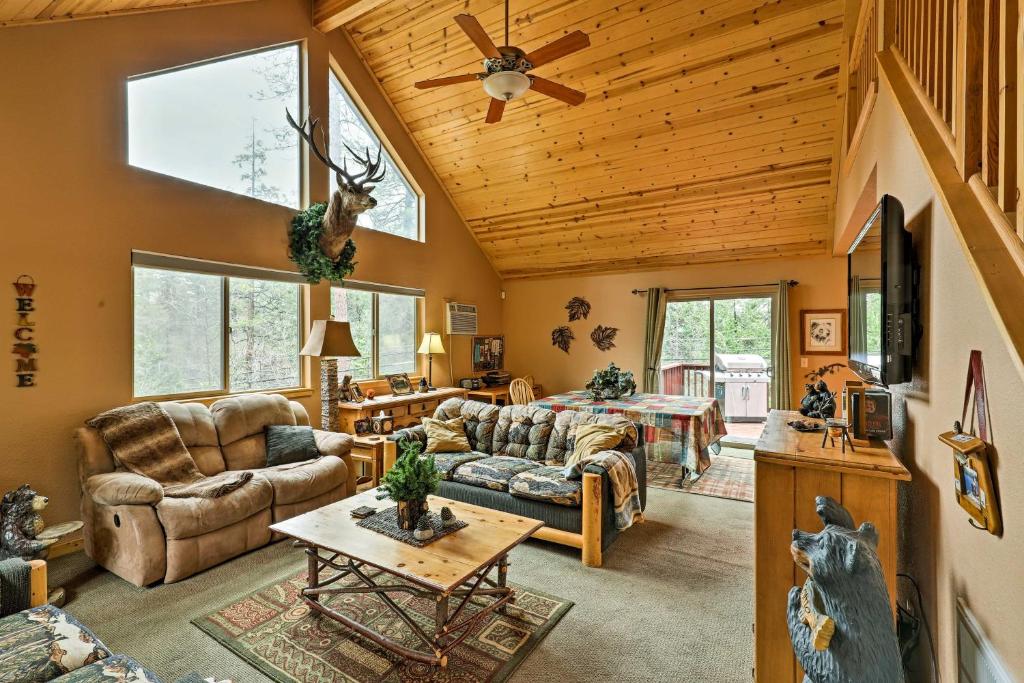 Cozy Hathaway Pines Mountain Cabin with Deck and Views!