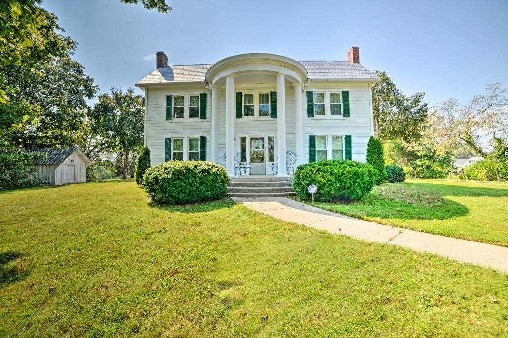 Rural and Historic Estate Home, 12 Mi to Clarksville