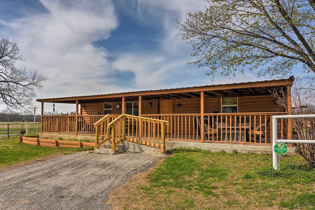 Bartlesville Cabin with Pool, Hot Tub and Trampoline!
