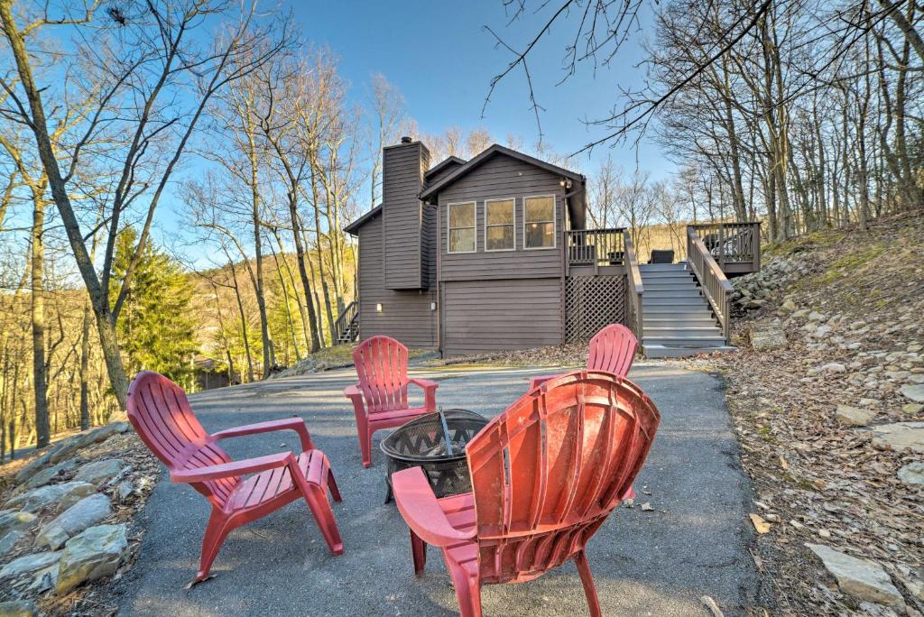 Slopeside Retreat in Massanutten with Hot Tub and Deck!