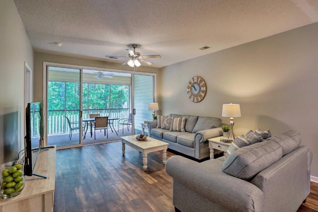 Beautiful Myrtle Beach Condo on Golf Course with Pool