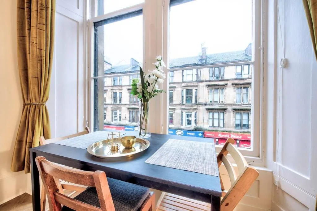 ALTIDO Modern Chic 2bed Apt on Byres Road, Glasgow, Marea Britanie