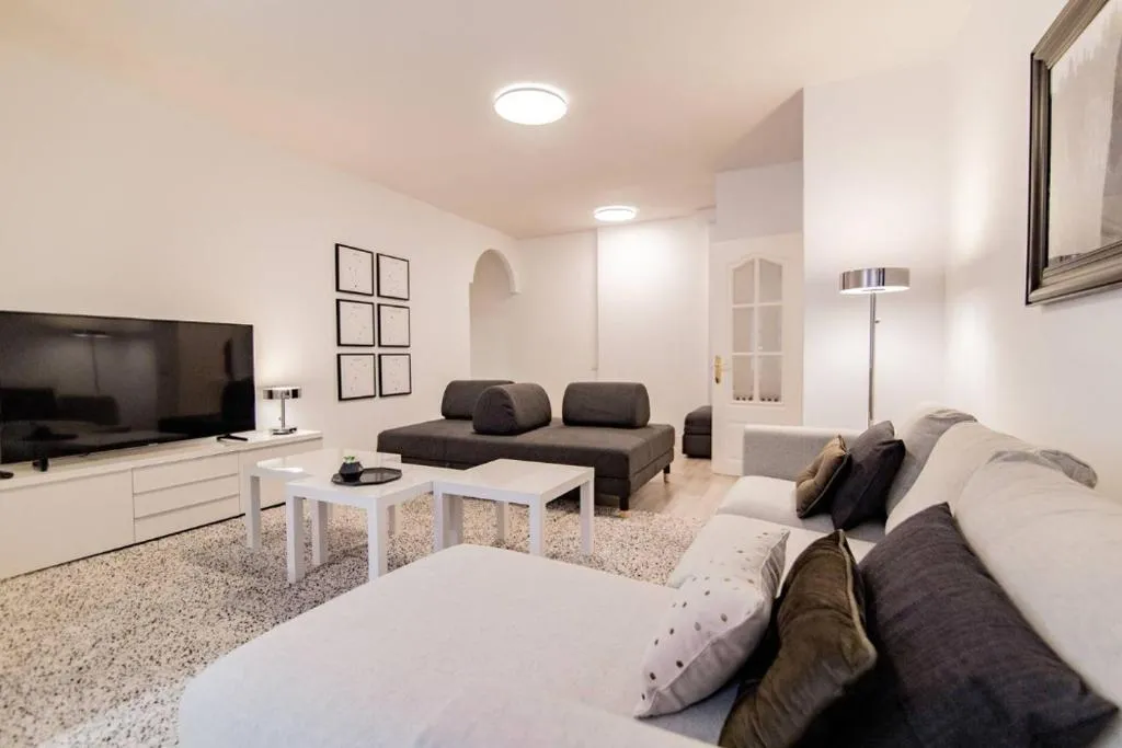 EXCLUSIVE Apartament Bernabéu PARKING free included, Madrid, Spania