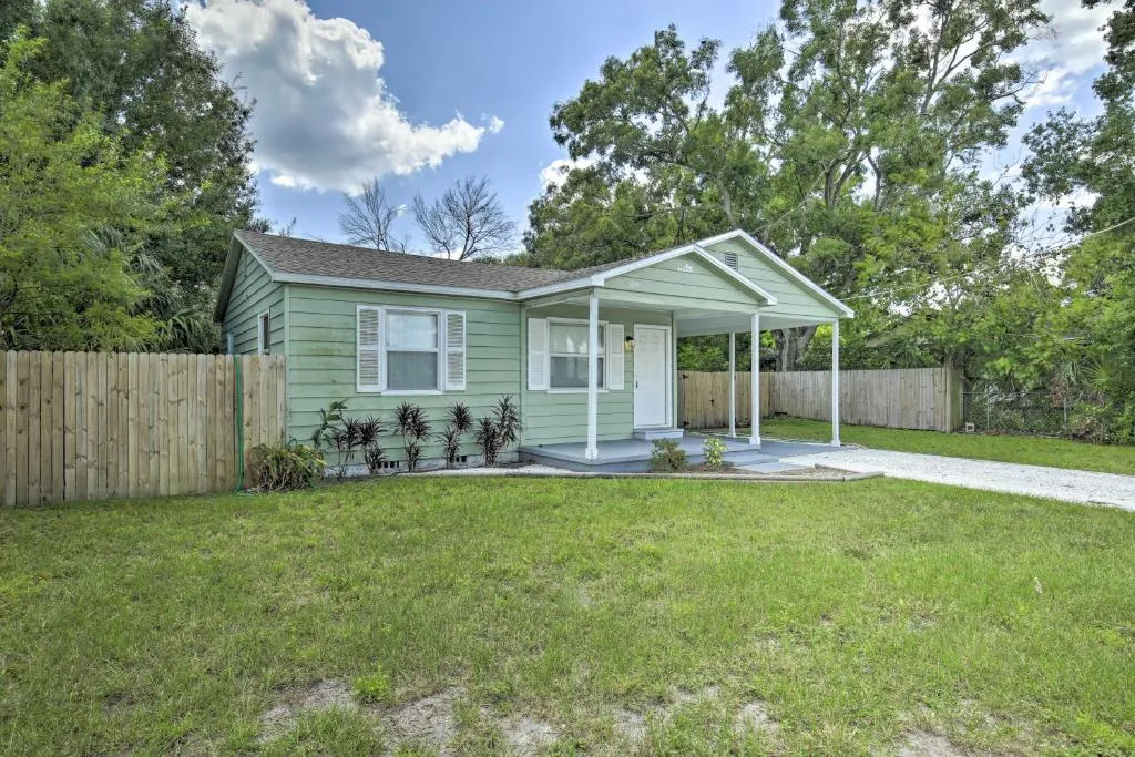 Pet-Friendly Tampa Home with Deck Less Than 3 Mi to Downtown!, Tampa, Statele Unite ale Americii
