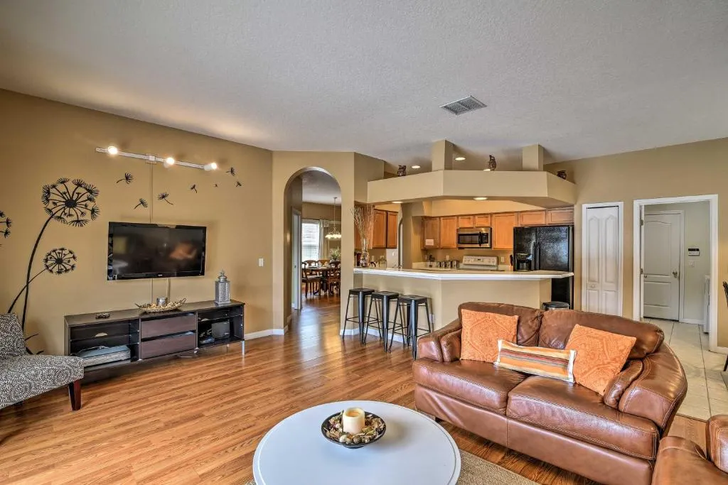 Family Home with Pool and Patio -15 Mins to Disney, Davenport, United States