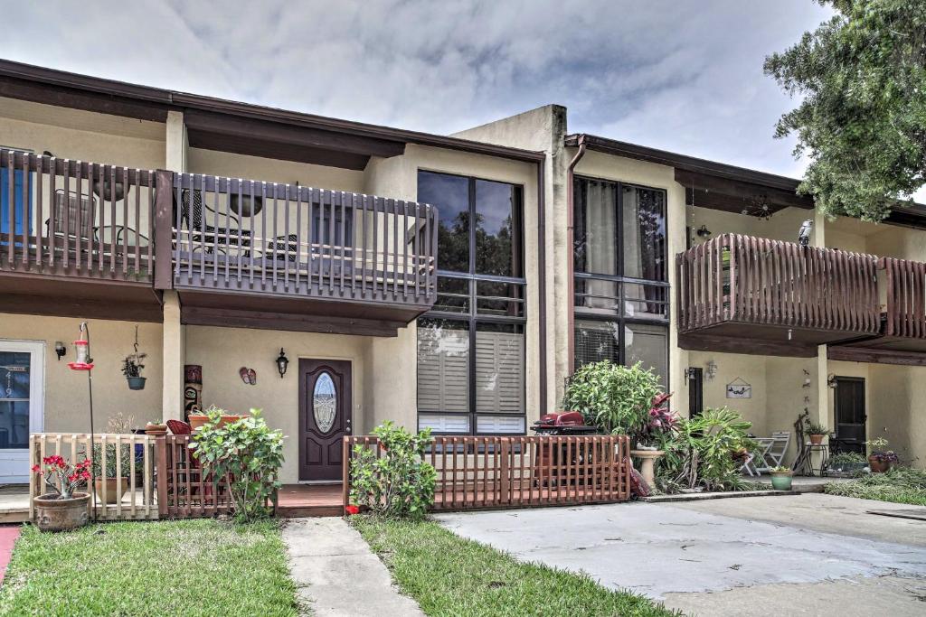 Updated Cape Canaveral Townhome, Walk to the Beach