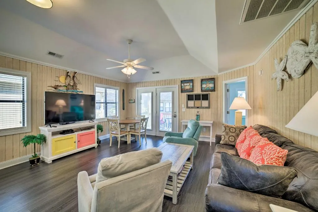 Coastal Condo with Pool Access - Walk to Apache Pier!, Myrtle Beach, Statele Unite ale Americii