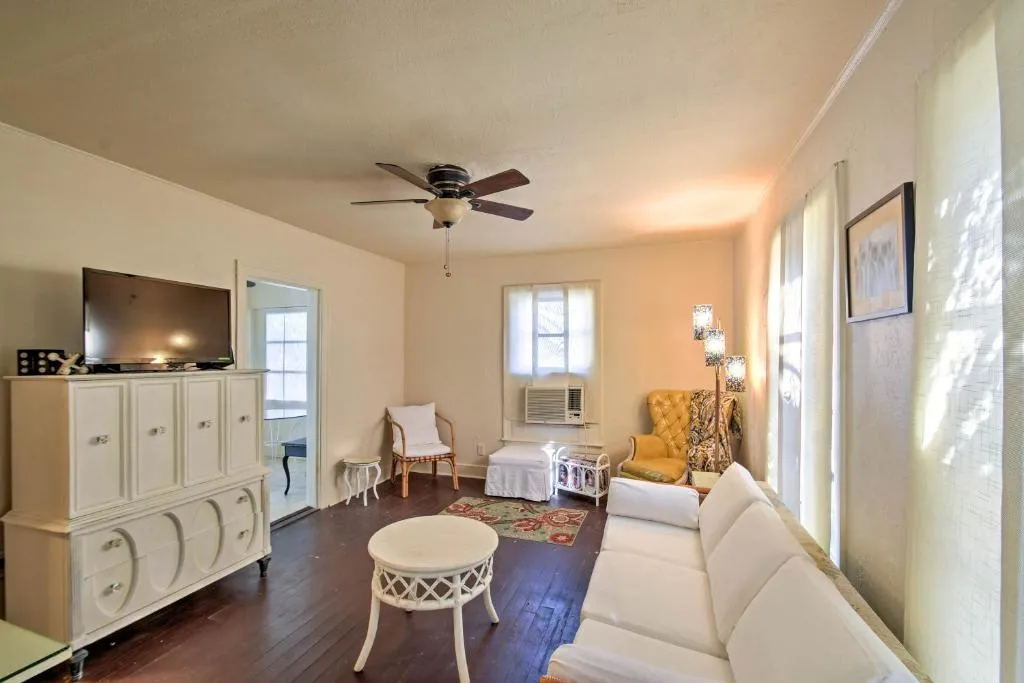 Clara's Cottage - 2 Mi to Downtown St Petersburg!, Kudrovo, United States