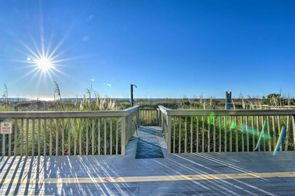 Oceanfront Condo with Deck and Beach Access!, Myrtle Beach, Statele Unite ale Americii