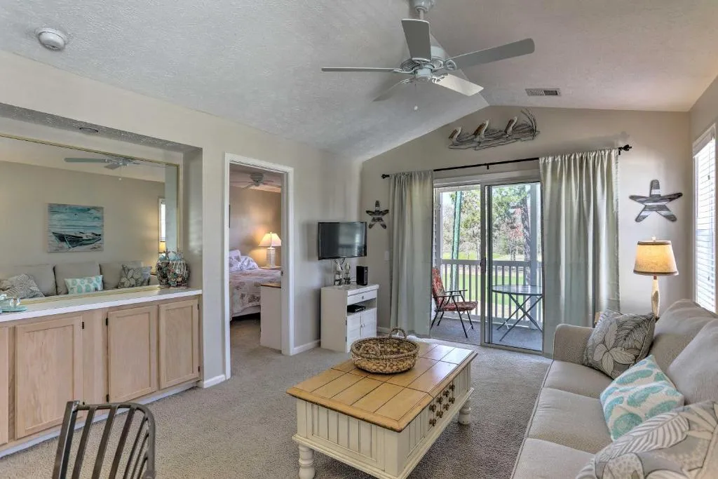 Myrtle Beach Condo with Porch on Golf Course!, Murrells Inlet (SC), United States
